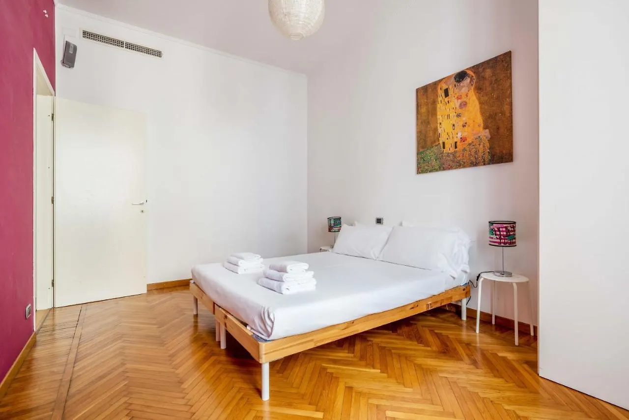Spacious And Elegant House In Brera By Easylife Milan